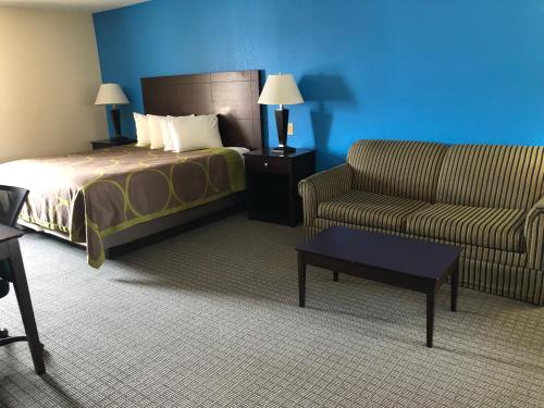 Habitación de hotel con cama y sofá en Amerivu Inn & Suites, en Eau Claire