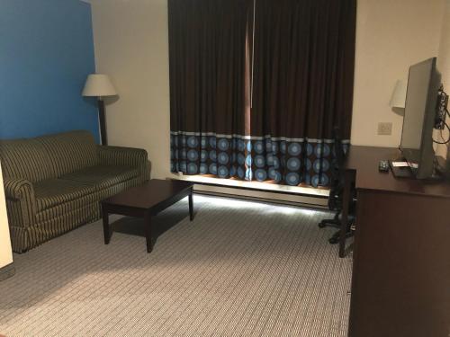 A seating area at Amerivu Inn & Suites
