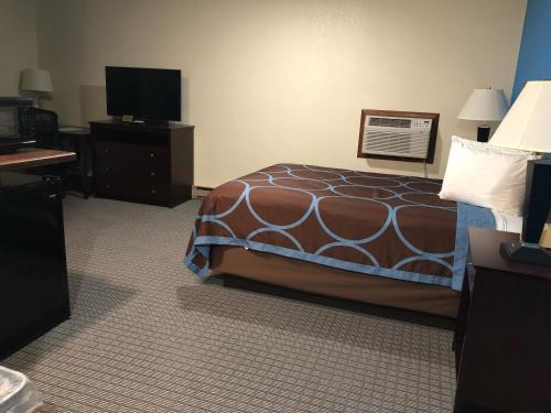 Postel nebo postele na pokoji v ubytování Amerivu Inn & Suites
