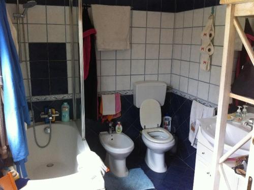 a bathroom with a toilet and a tub and a sink at Alle Terrazze del Borgo Vecchio in Palermo