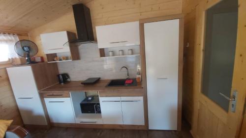 Dapur atau dapur kecil di Nowoczesne Domki Całoroczne