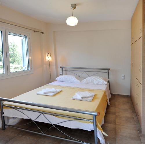 1 dormitorio con 1 cama con 2 toallas en Lemon Tree en Nydri