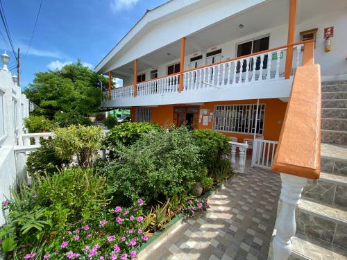 uma casa com escadas e flores em frente em Apartamento Miss Brigida em San Andrés