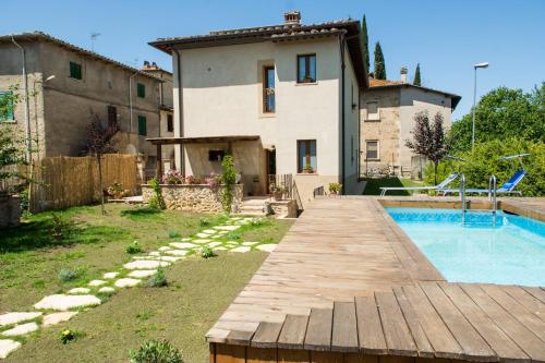 eine Villa mit einem Pool vor einem Haus in der Unterkunft Antica Casa del Glicine in Poggibonsi