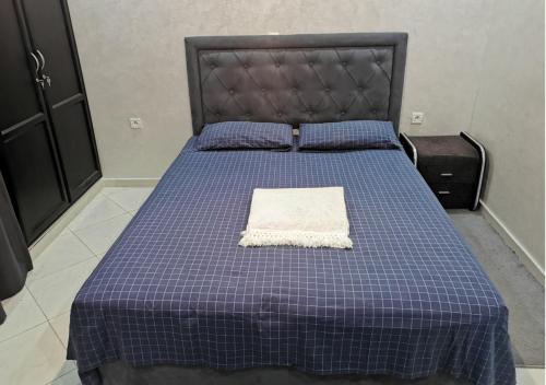 een paars bed met een wit kussen erop bij Superbe appartement F3 tout confort in Agadir