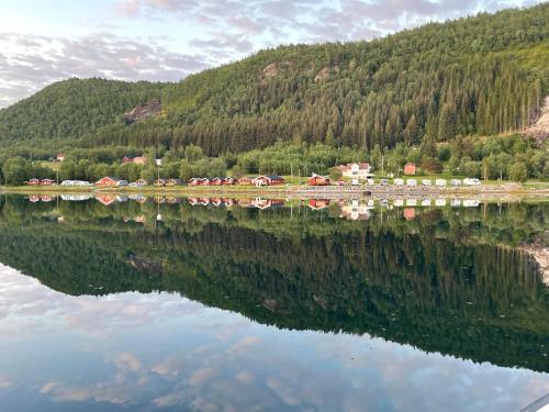 um reflexo de uma montanha numa massa de água em Base Camp Hamarøy em Sørkil