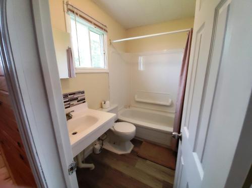 卡文迪西的住宿－Boardwalk Motel，浴室配有盥洗盆、卫生间和浴缸。