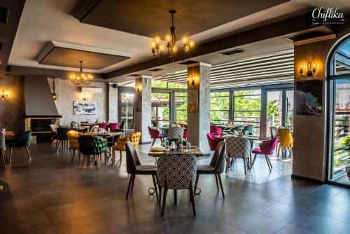 Chiflika Family Hotel tesisinde bir restoran veya yemek mekanı