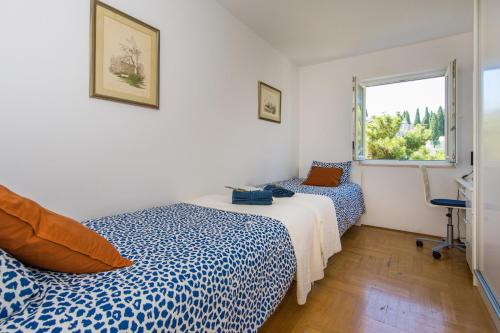 1 dormitorio con 2 camas y ventana en Apartment Mario Star, en Dubrovnik