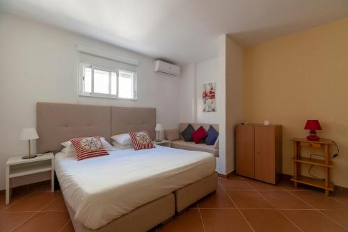 a bedroom with a large bed and a window at Manta Guest - Bed & Breakfast in Manta Rota