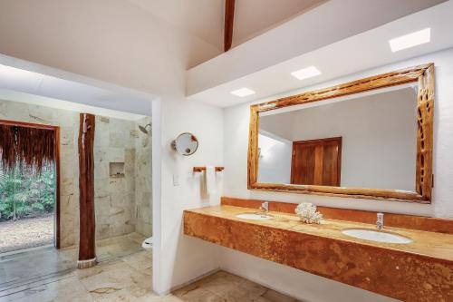 Baño con 2 lavabos y espejo en The Explorean Kohunlich - All Inclusive, en Ruinas Kohunlích