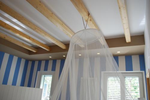 a wedding veil hanging from a ceiling at Casa Polly B&B in Grottammare