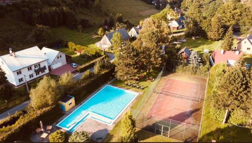 Výhled na bazén z ubytování Hotel Slatina nebo okolí