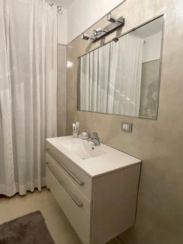 bagno con lavandino e specchio di Double A Luxury Apartment a Olbia