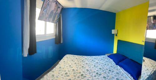 カンヌにあるPASTEURの青と黄色のベッドルーム(ベッド1台、窓付)