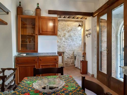 a kitchen with a table and a kitchen with a counter at Monolocale rustico di Ariola in Cansano