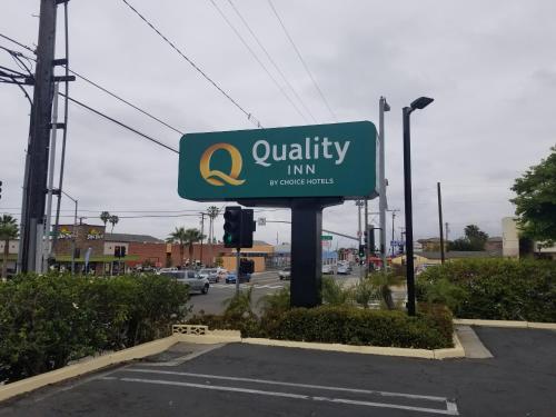 a green sign for a utilityimimum sign in a parking lot at Quality Inn Long Beach - Signal Hill in Long Beach
