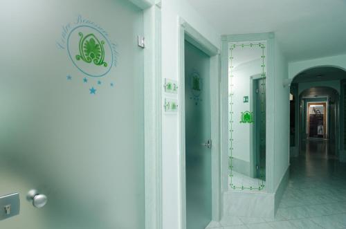 baño con espejo y pasillo en Hotel Felix Terme, en Isquia