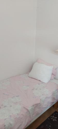 a bedroom with a bed with a white pillow at Lila Rummet in Kyrkesund