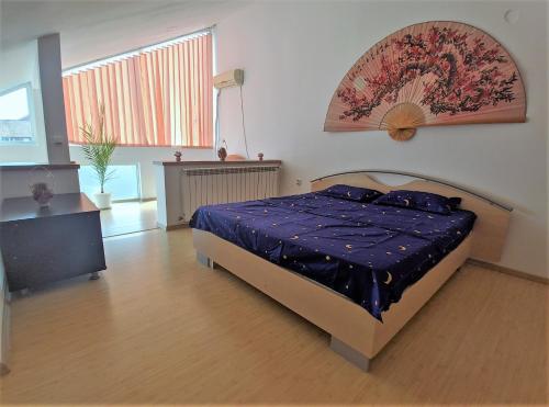 シビウにあるTimes Square Sibiuのベッドルーム1室(青い掛け布団付きのベッド1台付)