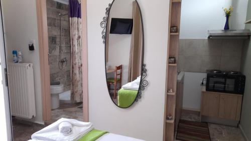 bagno con specchio a parete di Kissamos Nice Apartment1 a Kíssamos