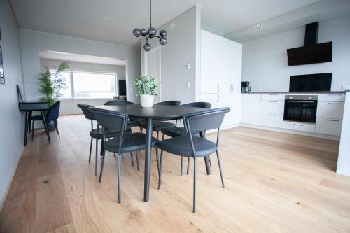 Dapur atau dapur kecil di New Three Bedroom Townhouses with Sea View
