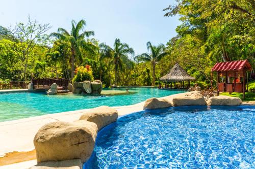 a large swimming pool in a resort at Borinquen Thermal Resort in Liberia