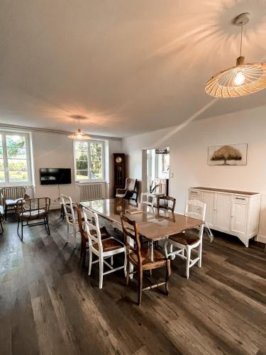 une salle à manger avec une table et des chaises dans l'établissement LA BUTTE - Maison de vacances Avranches avec vue sur le Mont Saint Michel, à Le Val-Saint-Père