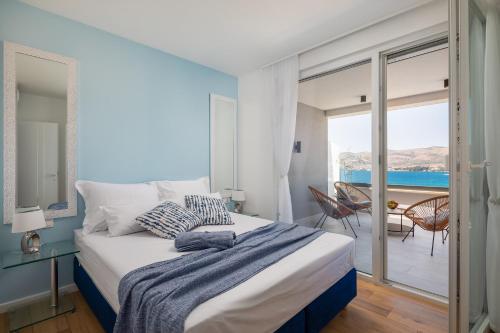Ένα ή περισσότερα κρεβάτια σε δωμάτιο στο Luxury Apartment Dreams in Okrug with swimming pool, sea view, Wifi, parking