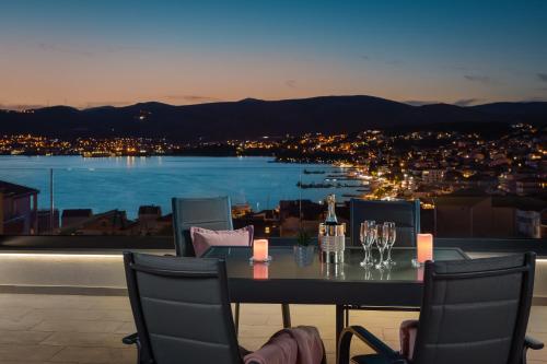 Luxury Apartment Dreams in Okrug with swimming pool, sea view, Wifi, parking