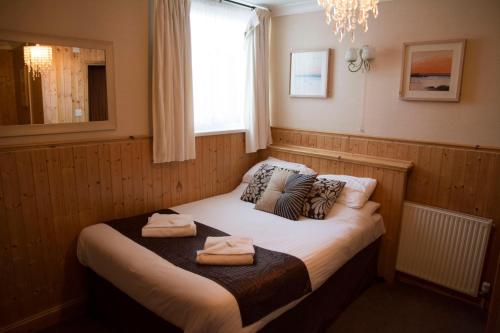 Un pat sau paturi într-o cameră la Lyndawn hotel