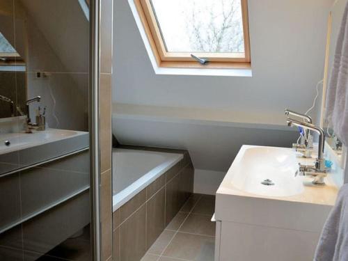 Koupelna v ubytování Luxury holiday home in The Hague with a beautiful roof terrace
