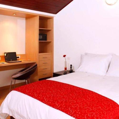 Una cama o camas en una habitación de Hotel TuKasa Inn