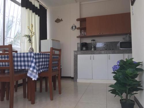 a kitchen with a table and chairs in a room at BlackPoint in Ballenita