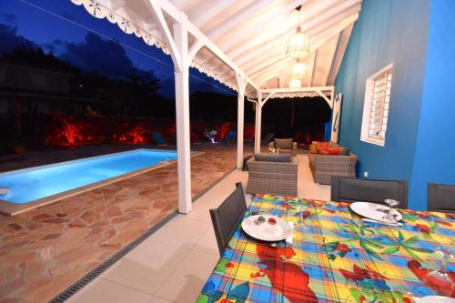 Bazén v ubytování La Villa Timarys nebo v jeho okolí