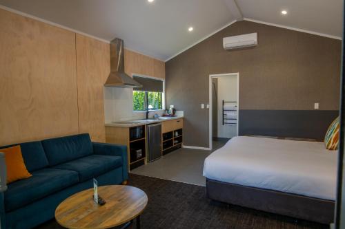 una camera d'albergo con un letto e un divano di Cambridge Top 10 Holiday Park a Cambridge