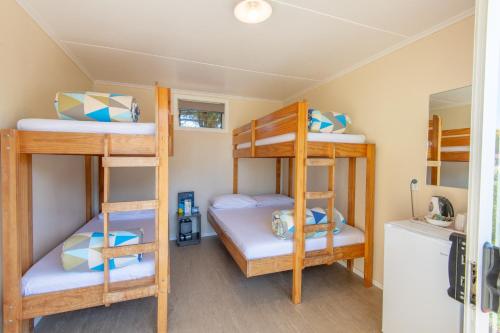 Letto o letti in una camera di Cambridge Top 10 Holiday Park