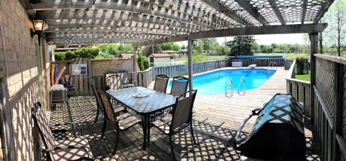 EXECUTIVE HOME WITH POOL IN WATERLOO