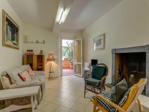 un soggiorno con divano e camino di Belvilla by OYO Casa Teresa a Camaiore