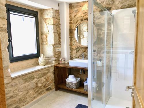 La salle de bains est pourvue d'un lavabo et d'une douche. dans l'établissement The Cliffs - Galleon Amieiro, à O Vicedo
