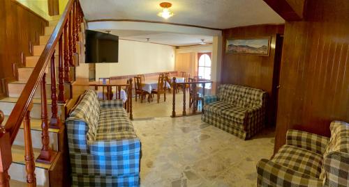 ein Wohnzimmer mit Stühlen und ein Esszimmer mit einem Tisch in der Unterkunft Posada Castillo in Mineral del Monte