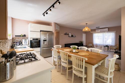a kitchen and dining room with a table and chairs at Eilat vacation house דירות נופש אילת in Eilat