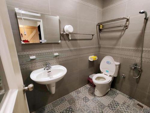 a bathroom with a toilet and a sink at 霧台山豐民宿 in Wutai