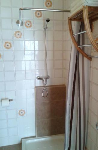 a shower in a bathroom with a shower curtain at Pensió Vista Alegre in L'Escala
