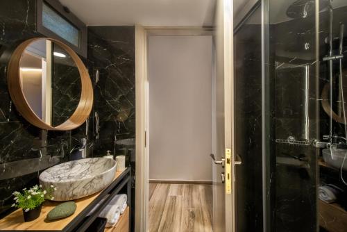 Archipelagos Apt with Unique Sea & Old Port View in the City Center wlaking distance to all major Sites
