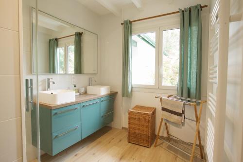 a bathroom with a blue sink and a mirror at Central Villa 200 m from the beach in Soorts-Hossegor