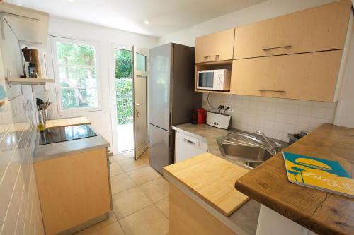 une cuisine avec un évier et un plan de travail dans l'établissement Central Villa 200 m from the beach, à Soorts-Hossegor