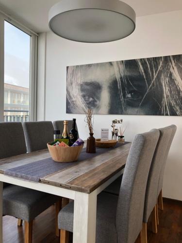 ein Esszimmer mit einem Holztisch und Stühlen in der Unterkunft Panorama Penthouse sermoreal in Zell am See