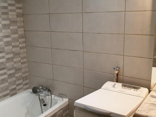 La salle de bains est pourvue de toilettes, d'un lavabo et d'une baignoire. dans l'établissement Appartement Villard-de-Lans, 2 pièces, 6 personnes - FR-1-515-31, à Villard-de-Lans