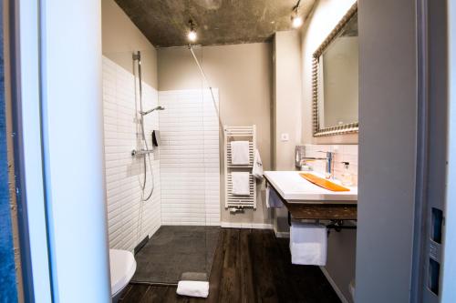 
Ein Badezimmer in der Unterkunft Altes Stahlwerk Business & Lifestyle Hotel
